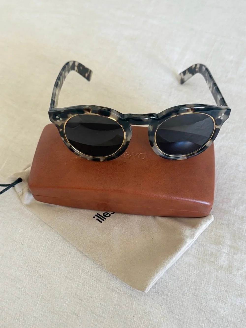IllestevaTortoiseshell Frame Sunglasses with Black Lenses